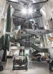 Interior del Imperial War Museum mostrando un avión histórico suspendido en exhibición