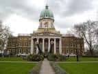 Vista frontal del edificio del Imperial War Museum con jardín delantero