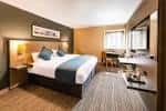 Habitación estándar del hotel con cama doble, escritorio y decoración moderna