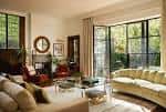 Interior de un salón con muebles elegantes y grandes ventanales