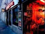 Fachada nocturna del pub Krakatoa en Aberdeen con iluminación roja y decoración temática