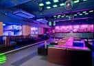 Espacio interior del bar Sway con mesas y mobiliario moderno