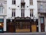 Fachada exterior del Lyceum Tavern en Londres con letrero visible