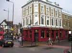 Fachada del pub The World's End en Camden con arquitectura victoriana