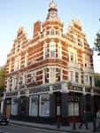 Vista exterior del edificio histórico The World's End en Chelsea con detalles ornamentales