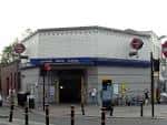 Vista exterior de la estación de metro Clapham North con su característica fachada blanca y señalización roja