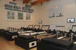 Interior del estudio Sano Studio con máquinas de Pilates y decoración minimalista