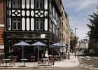 Fachada del edificio con estilo Tudor y terraza al aire libre
