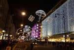 Fachada iluminada del John Lewis durante la noche con decoración navideña