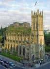 Vista aérea del edificio de St John's Church mostrando su arquitectura gótica y entorno urbano
