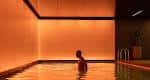 Piscina interior con iluminación cálida y ambiente relajante