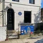 Fachada exterior de la casa con placa azul conmemorativa