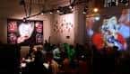 Interior del London Art Bar durante un evento con proyecciones de arte en las paredes