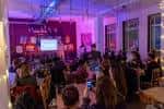 Vista general del interior del London Art Bar con público asistiendo a una actividad
