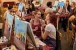 Participantes en una sesión de pintura social dentro del London Art Bar