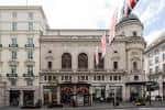 Fachada exterior del edificio histórico en Piccadilly con banderas británicas
