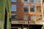 Fachada del Soho Hotel con letrero y bandera británica