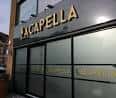 Detalle del rótulo 'ACAPPELLA' en la entrada del local