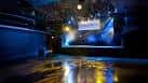 Interior del O2 Academy Islington con escenario iluminado y piso brillante