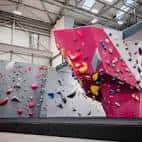 Paredes de escalada interiores en el The Climbing Hangar