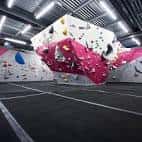 Vista general del interior del gimnasio de escalada The Climbing Hangar