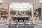 Interior del vestíbulo o salón principal con bar central y techos altos