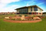 Vista exterior del Harvest Fields Centre con jardines y fachada moderna