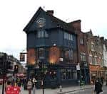 Vista exterior del pub The Camden Eye en la calle durante el día