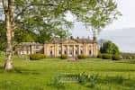 Vista exterior de Wortley Hall rodeada de jardines y árboles