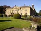 Fachada principal de Wortley Hall con césped bien cuidado