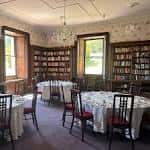 Sala interior decorada como biblioteca con mesas para eventos