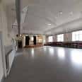 Espacio interior amplio con suelo pulido y ventanas laterales
