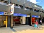 Entrada al metro de Euston con señalización azul y logo del transporte público
