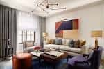 Interior de una suite de lujo con decoración moderna y vista a la ventana