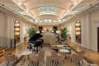Interior elegante del lobby del Sheraton Grand London Park Lane con piano y decoración clásica
