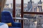 Interior de una habitación con vista al Tower Bridge desde la ventana