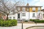 Fachada de una vivienda semidetachada en Northchurch Road con jardín delantero