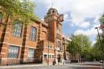Vista exterior del edificio principal de City St George's, University of London con arquitectura de ladrillo rojo