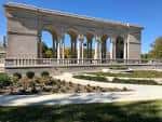 Vista del pabellón clásico con columnas en Riverside Park