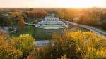 Vista panorámica aérea del parque al atardecer con el monumento central