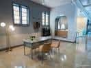 Sala de reuniones privada en COhatch Broad Ripple con mobiliario moderno