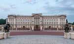 Vista frontal del Palacio de Buckingham durante la mañana