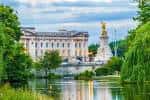 Palacio de Buckingham visto desde el jardín con el lago Victoria al frente