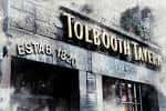 Detalle del letrero 'Tolbooth Tavern Est. 1824' sobre la fachada del local