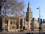 Vista exterior del Ealing Town Hall mostrando su arquitectura victoriana y torre