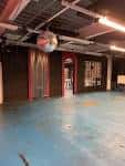 Sala principal con piso azul y bola de discoteca colgando
