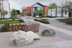 Vista exterior del British Geological Survey en Nottingham con fachada moderna y rocas expuestas