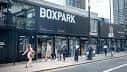 Vista exterior diurna de la fachada principal de Boxpark Shoreditch con el rótulo visible