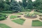 Jardín formal del parque con senderos y vegetación bien cuidada