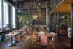 Interior del restaurante The Refinery Bankside con mesas y decoración industrial